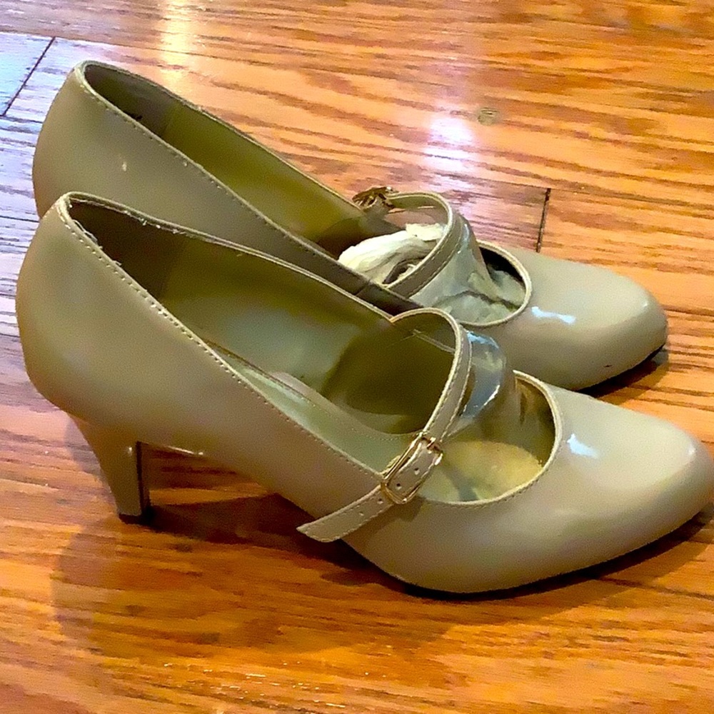Tan Liz Claiborne heels